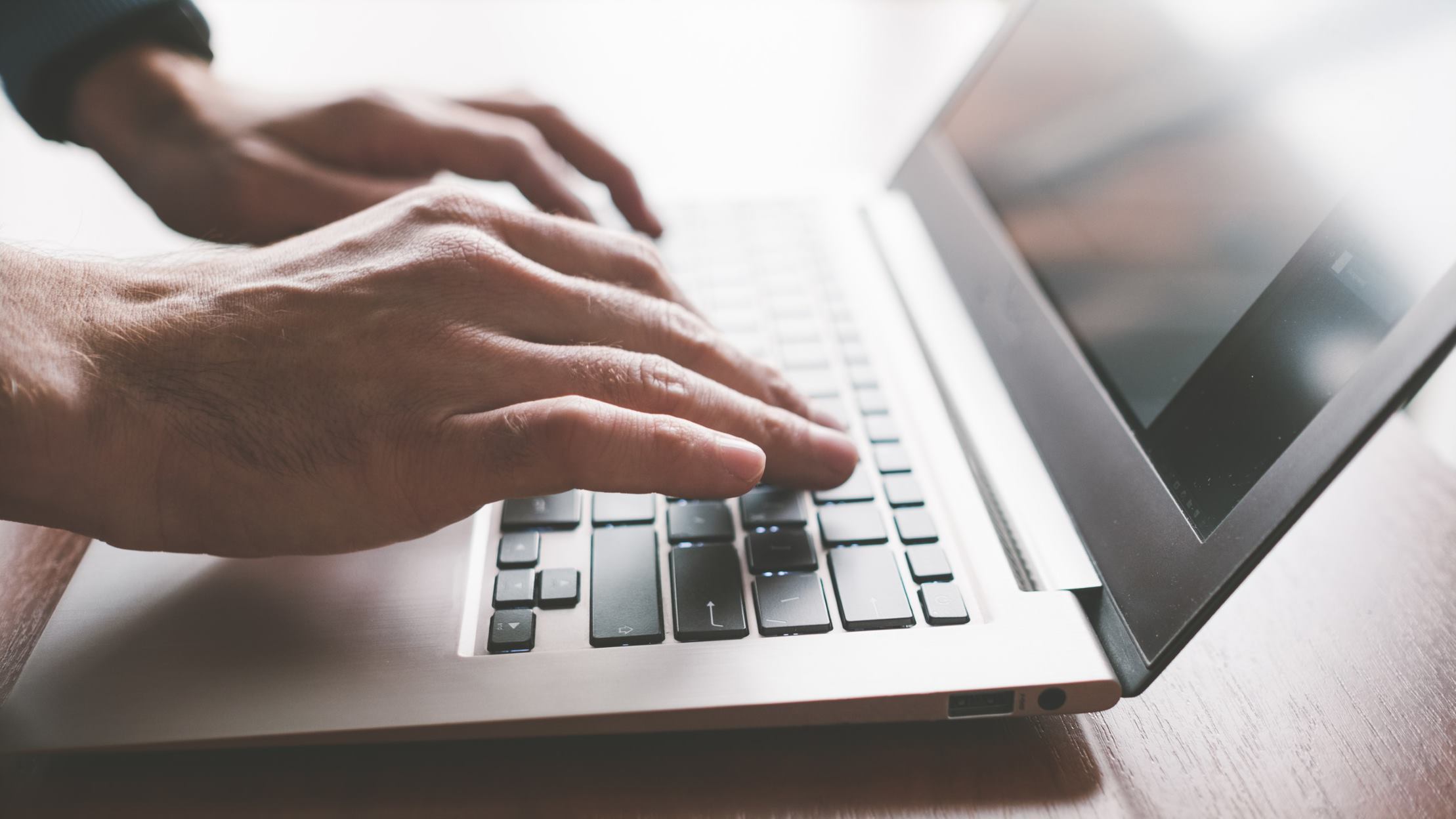 hands on the laptop